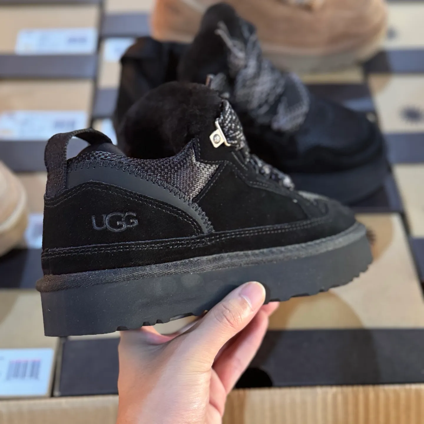 Local 💰600 Settlement in store 250 OEM grade 4032 Mel series Top workmanship level Super stable version ✔️ Good looks and texture online Suede leather + low-key logo look retro Classic two-color shoelaces can be worn as one shoe or two ✔️ So comfortable that you want to weld your feet on it Super light material + 5cm thick sole No tired feet after heightening Wool insoles are warm and breathable No stress on commuting and shopping all day long ✔️ I love the details: wide shoelaces for photos, sizes 34-40 are suitable for various foot types, slight stains can be wiped clean with a damp cloth, and the loose feeling in early autumn depends entirely on it. You can close your eyes and avoid stepping on thunder! 👟